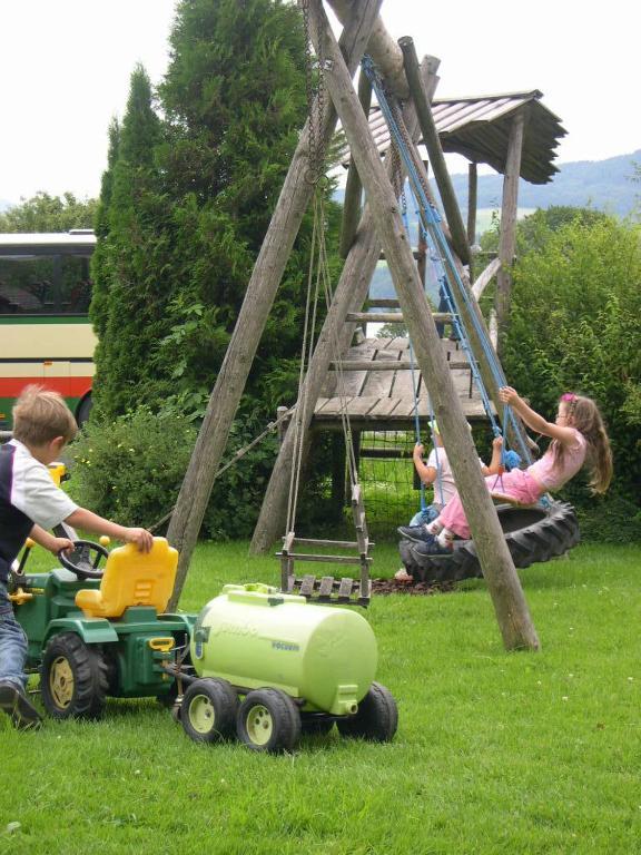 Baby- Und Kinderhof Aicherbauer Seeham Εξωτερικό φωτογραφία